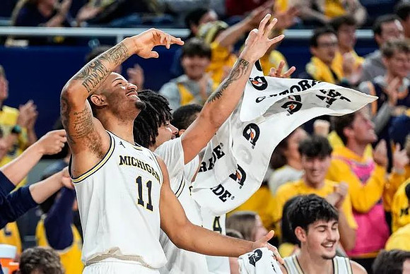 Roddy Gayle Jr. (11) and Michigan Team