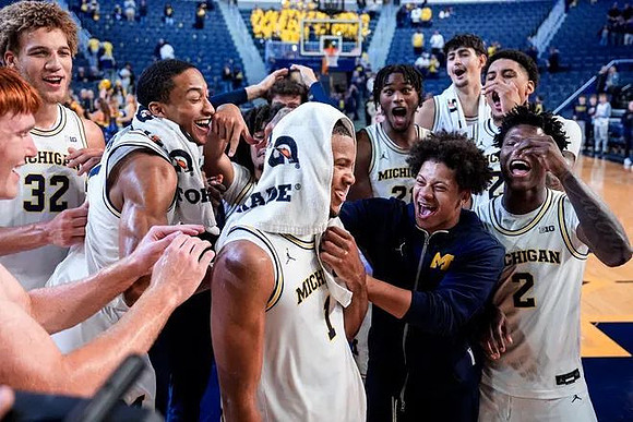 Trey McKenney (1) and Michigan Team
