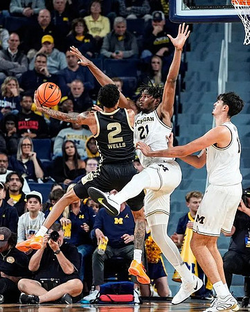 Morez Johnson Jr. (21) and Aday Mara (15)