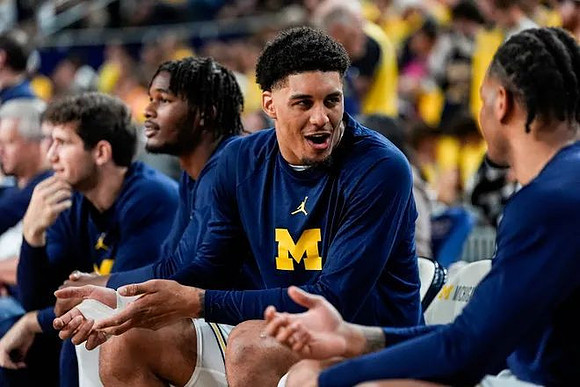 Yaxel Lendeborg (23) and Michigan Team