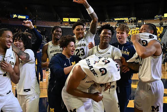 Trey McKenney (1) and Michigan Team