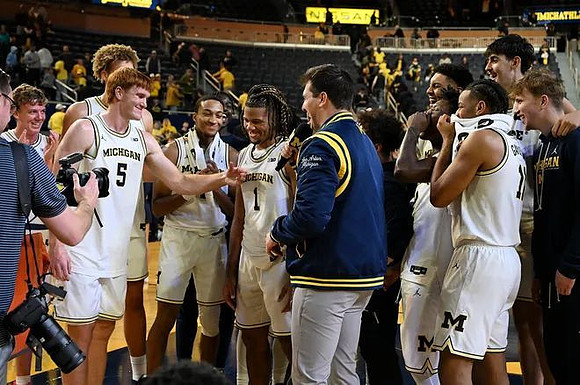 Trey McKenney (1) and Michigan Team