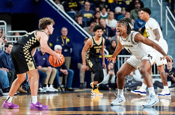 Trey McKenney (1) and Yaxel Lendeborg (23)