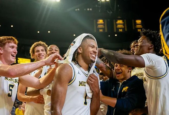 Trey McKenney (1) and Michigan Team