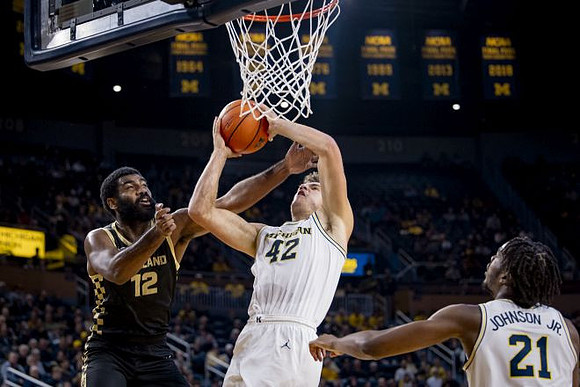 Will Tschetter (42) and Morez Johnson Jr. (21)