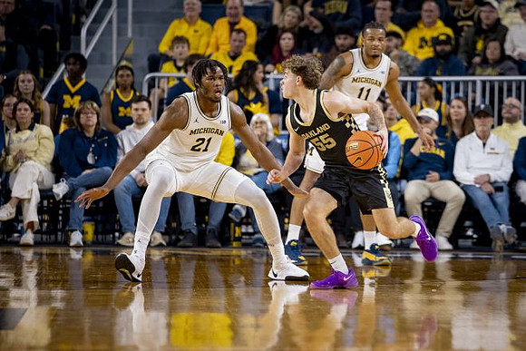 Morez Johnson Jr. (21) and Roddy Gayle Jr. (11)