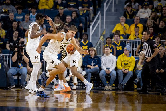 Morez Johnson Jr. (21) and Will Tschetter (42)