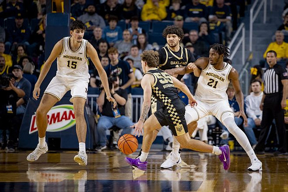 Aday Mara (15) and Morez Johnson Jr. (21)