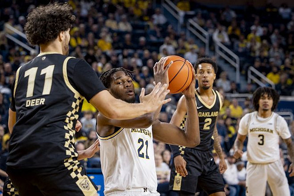 Morez Johnson Jr. (21) and Elliot Cadeau (3)