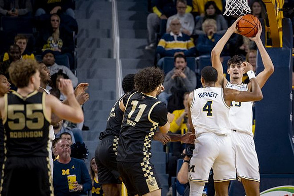 Nimari Burnett (4) and Aday Mara (15)