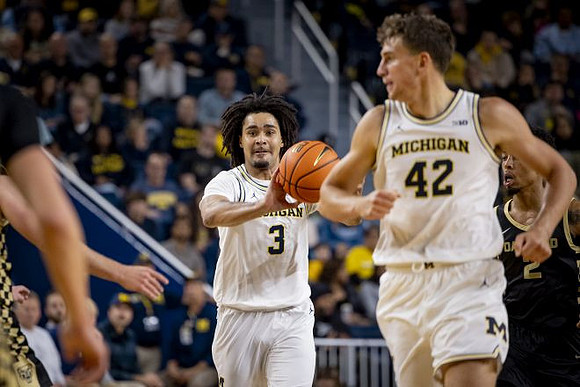 Elliot Cadeau (3) and Will Tschetter (42)