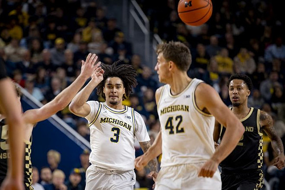 Elliot Cadeau (3) and Will Tschetter (42)