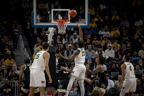 Aday Mara (15), Morez Johnson Jr. (21), and Nimari Burnett (4)
