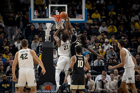 Will Tschetter (42), Morez Johnson Jr. (21), and Aday Mara (15)