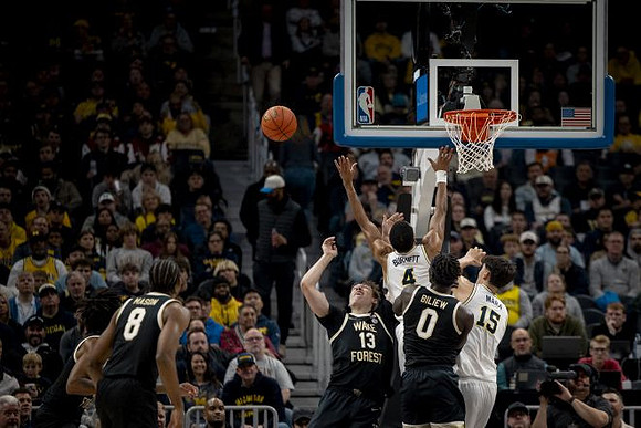 Nimari Burnett (4) and Aday Mara (15)