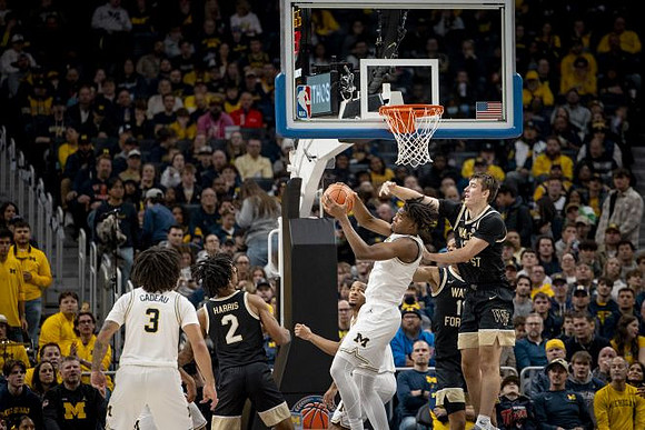 Elliot Cadeau (3) and Morez Johnson Jr. (21)