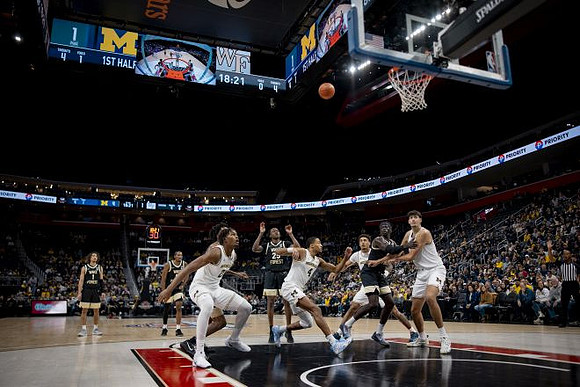 Morez Johnson Jr. (21), Nimari Burnett (4), Yaxel Lendeborg (23), and Aday Mara (15)