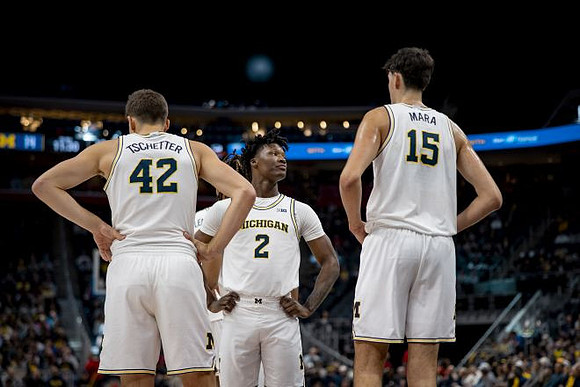 Will Tschetter (42), L.J. Cason (2), and Aday Mara (15)