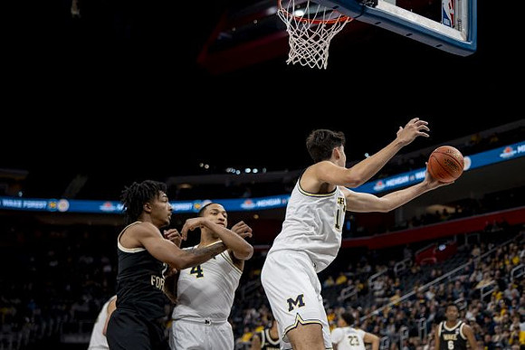 Nimari Burnett (4), Aday Mara (15), and Yaxel Lendeborg (23)