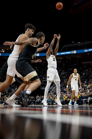 Aday Mara (15), Morez Johnson Jr. (21), and Nimari Burnett (4)