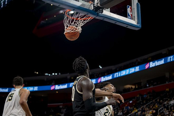 Aday Mara (15) and Morez Johnson Jr. (21)