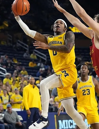 Juwan Howard, Dug McDaniel (0), and Gregg Glenn III (23)