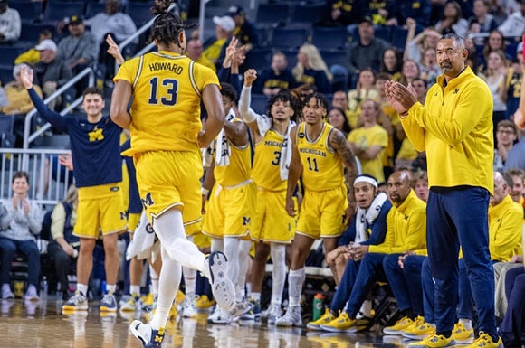 Jett Howard (13), Juwan Howard, and Michigan Team