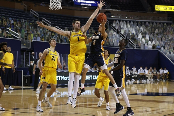 Isaiah Livers (2), Franz Wagner (21), Hunter Dickinson (1), and Eli Brooks (55)