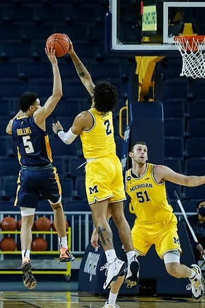 Isaiah Livers (2) and Austin Davis (51)