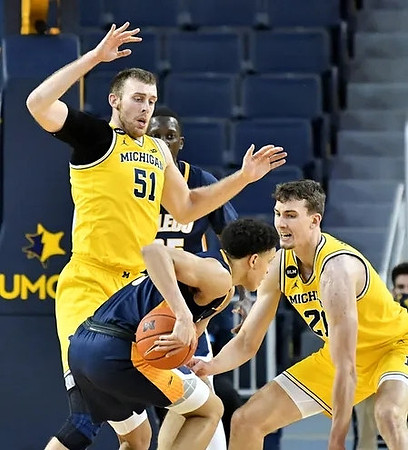 Austin Davis (51) and Franz Wagner (21)
