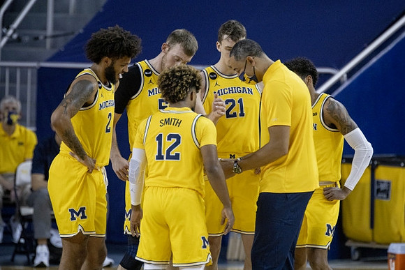 Isaiah Livers (2), Austin Davis (51), Mike Smith (12), Franz Wagner (21), Juwan Howard, and Eli Brooks (55)