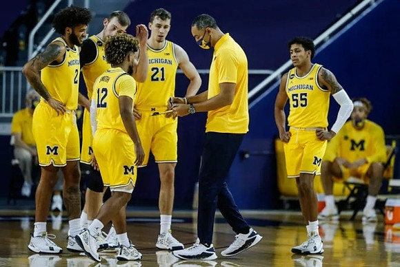 Isaiah Livers (2), Mike Smith (12), Austin Davis (51), Franz Wagner (21), Juwan Howard, and Eli Brooks (55)