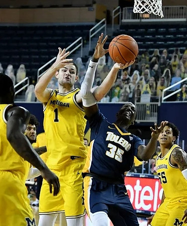 Chaundee Brown Jr. (15), Hunter Dickinson (1), and Eli Brooks (55)