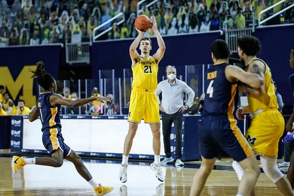 Franz Wagner (21) and Brandon Johns Jr. (23)