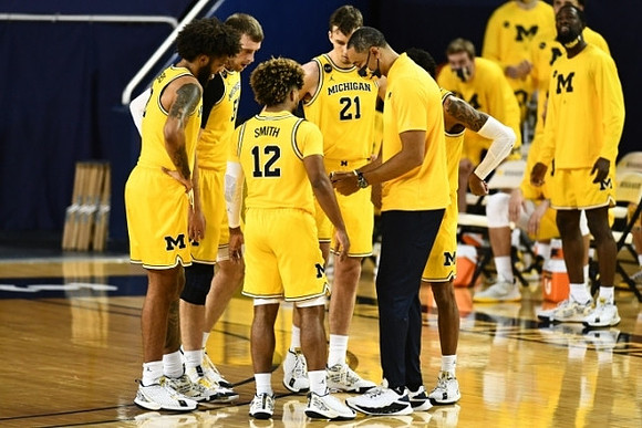 Isaiah Livers (2), Austin Davis (51), Mike Smith (12), Franz Wagner (21), Juwan Howard, and Eli Brooks (55)