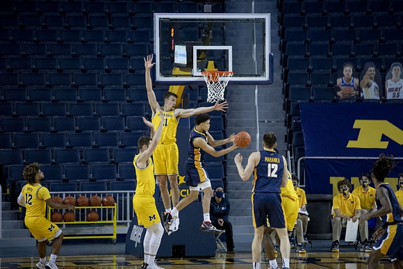 Mike Smith (12), Hunter Dickinson (1), and Franz Wagner (21)
