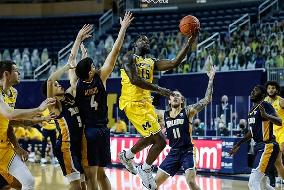Hunter Dickinson (1), Chaundee Brown Jr. (15), and Isaiah Livers (2)