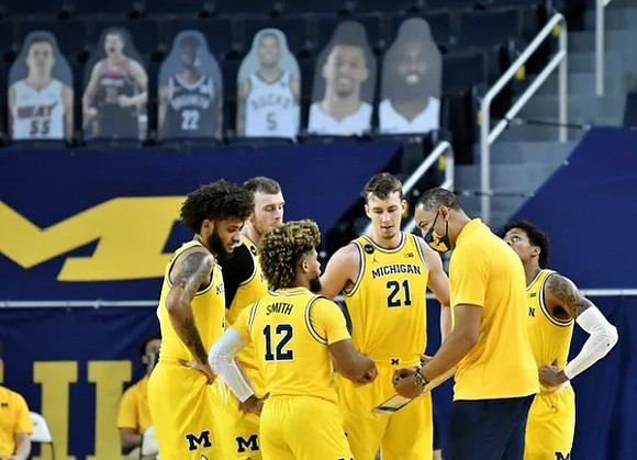 Isaiah Livers (2), Austin Davis (51), Mike Smith (12), Franz Wagner (21), Juwan Howard, and Eli Brooks (55)