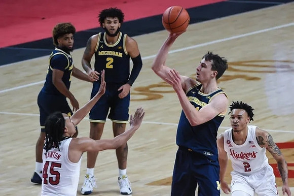 Mike Smith (12), Isaiah Livers (2), and Franz Wagner (21)