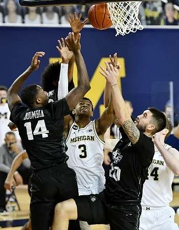 Zeb Jackson (3) and Jaron Faulds (44)