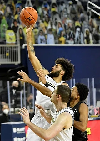 Hunter Dickinson (1) and Isaiah Livers (2)