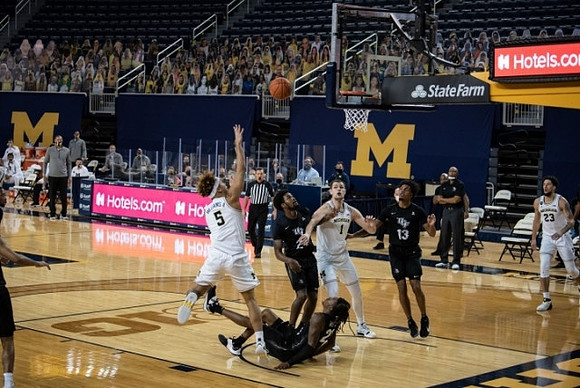 Terrance Williams II (5), Hunter Dickinson (1), and Brandon Johns Jr. (23)