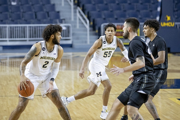 Isaiah Livers (2) and Eli Brooks (55)