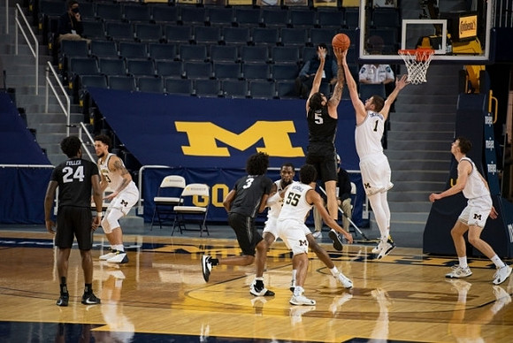 Brandon Johns Jr. (23), Eli Brooks (55), Chaundee Brown Jr. (15), Hunter Dickinson (1), and Franz Wagner (21)
