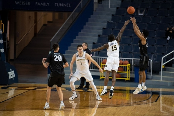 Hunter Dickinson (1) and Chaundee Brown Jr. (15)