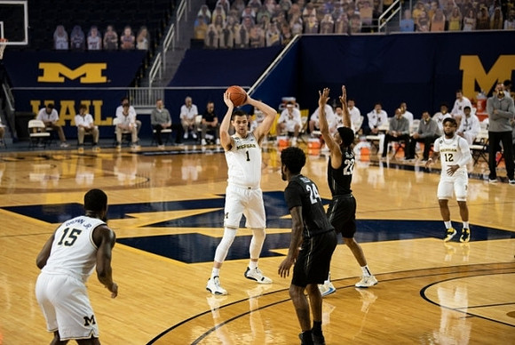 Chaundee Brown Jr. (15), Hunter Dickinson (1), and Mike Smith (12)