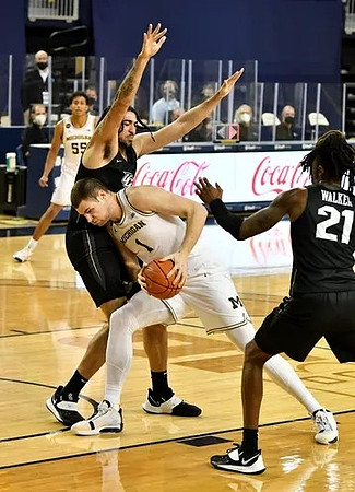 Hunter Dickinson (1) and Eli Brooks (55)