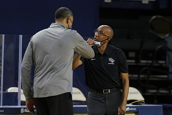 Juwan Howard and Central Florida Head Coach Johnny Dawkins