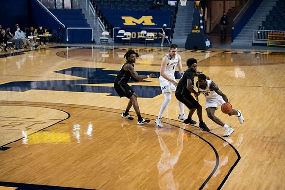 Hunter Dickinson (1) and Chaundee Brown Jr. (15)
