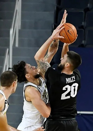 Hunter Dickinson (1) and Brandon Johns Jr. (23)